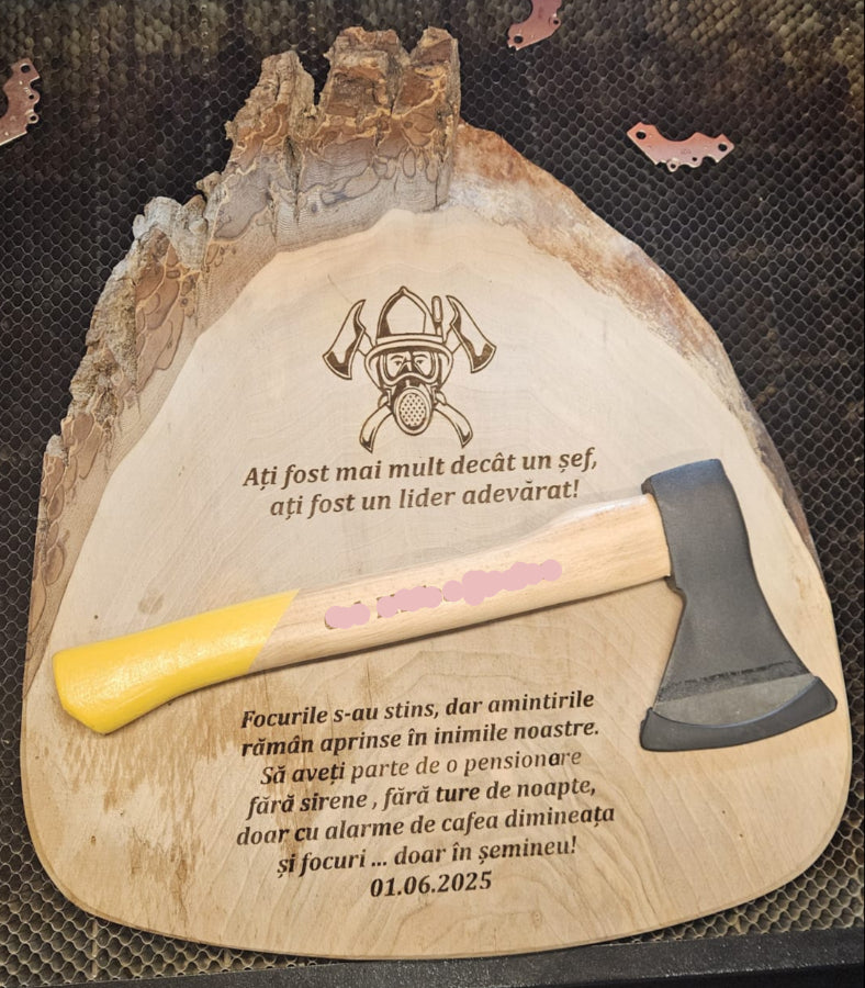 Plachetă Personalizată din Lemn – Cadou pentru Pensionare