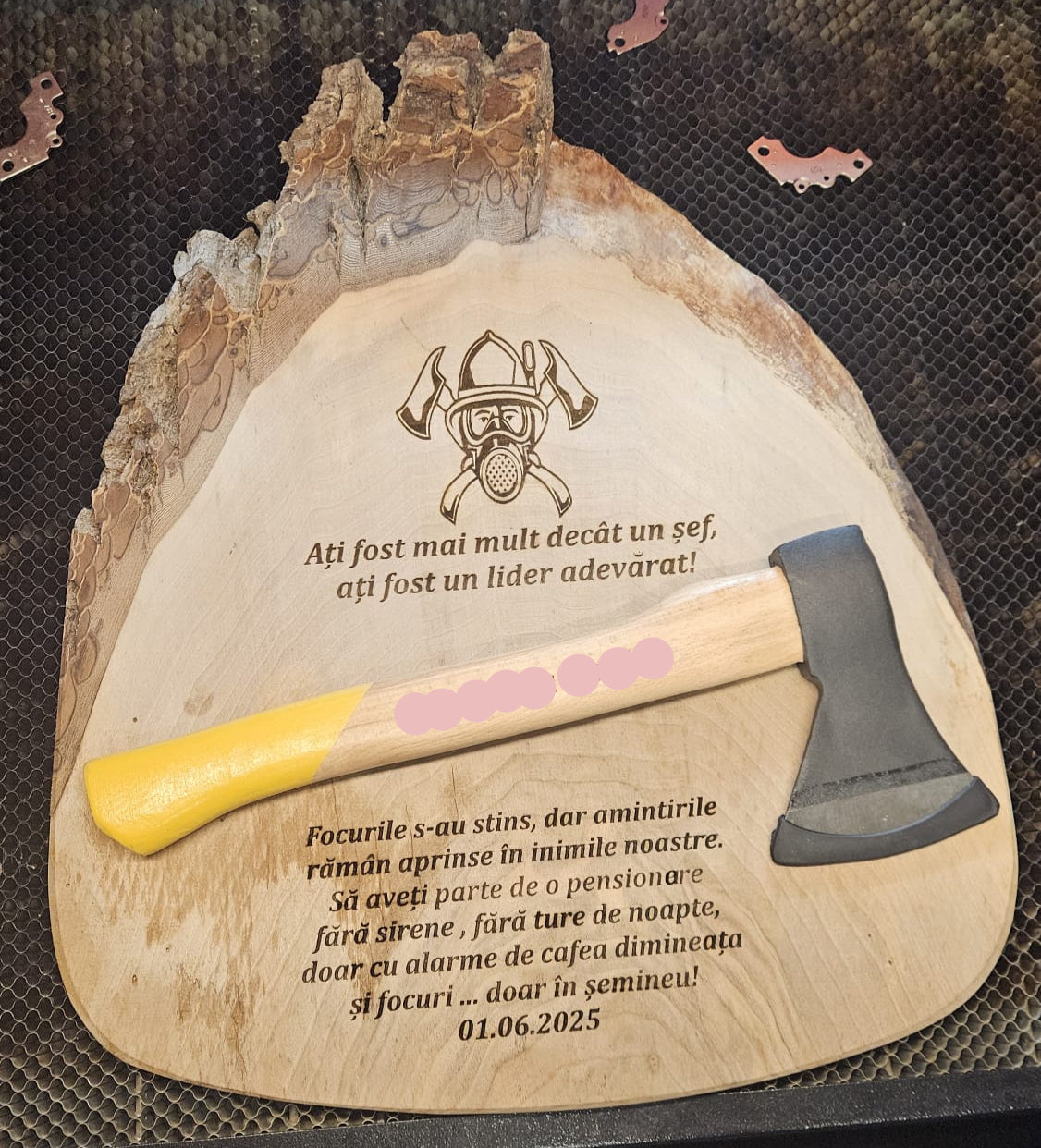 Plachetă Personalizată din Lemn – Cadou pentru Pensionare