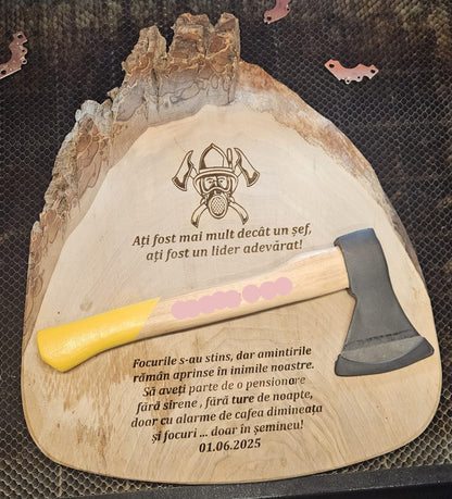 Plachetă Personalizată din Lemn – Cadou pentru Pensionare